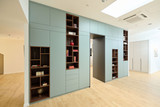 Bibliothèque multifonctionnelle bleue en pont et sur mesure avec niches ouvertes et placards à Wavre