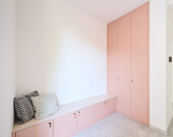 Vestiaire sur mesure en rose poudré avec assise, coussins et armoires en hauteur