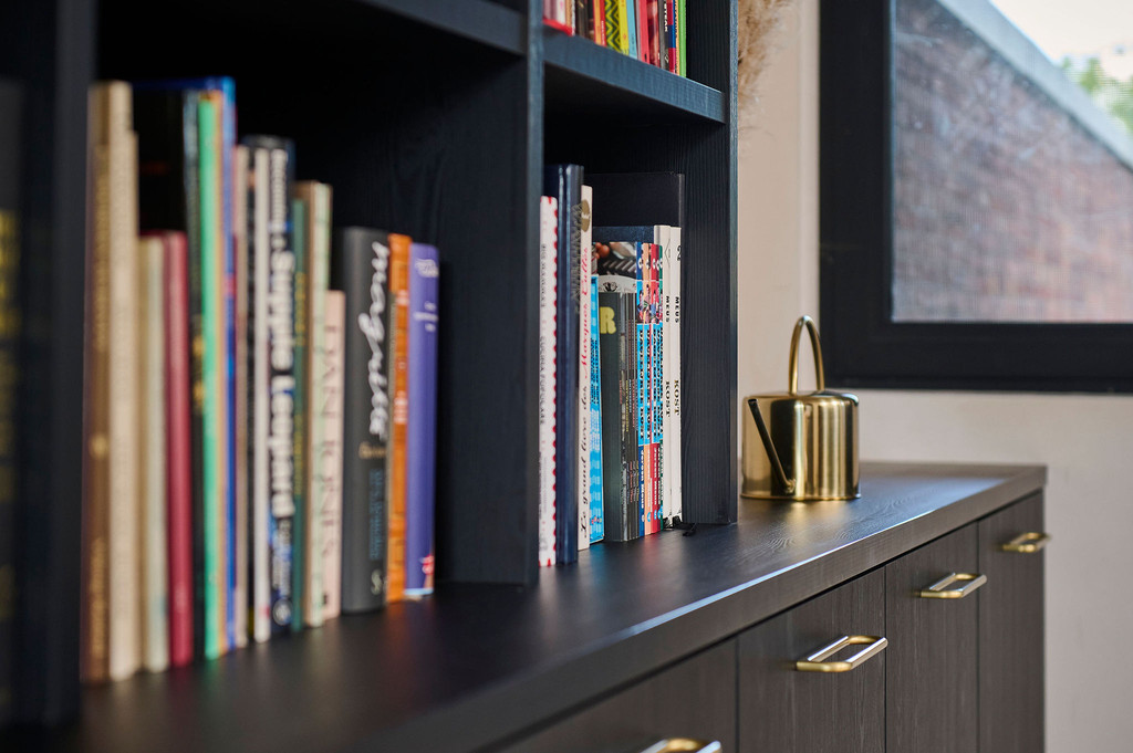 Op maat gemaakte bibliotheek met gouden handgrepen