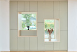 Op maat gemaakte wandkast met grote nisvensters en stijlvolle decoratieve vazen, ontworpen voor een moderne woonkamer.