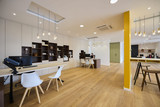 Showroom Camber moderne avec placards sur mesure, espaces de travail et zones d’inspiration ouvertes