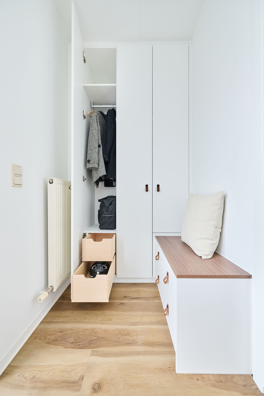 vestiaire blanc sur mesure aves des poignées en cuir