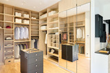 Dressing op maat in u-vorm in houttint in de showroom in Sint-Pieters-Woluwe