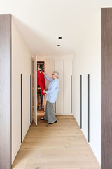 Dressing en U sur mesure avec penderie et rangements intégrés, optimisant l’espace et offrant une organisation pratique des vêtements, réalisé par Camber