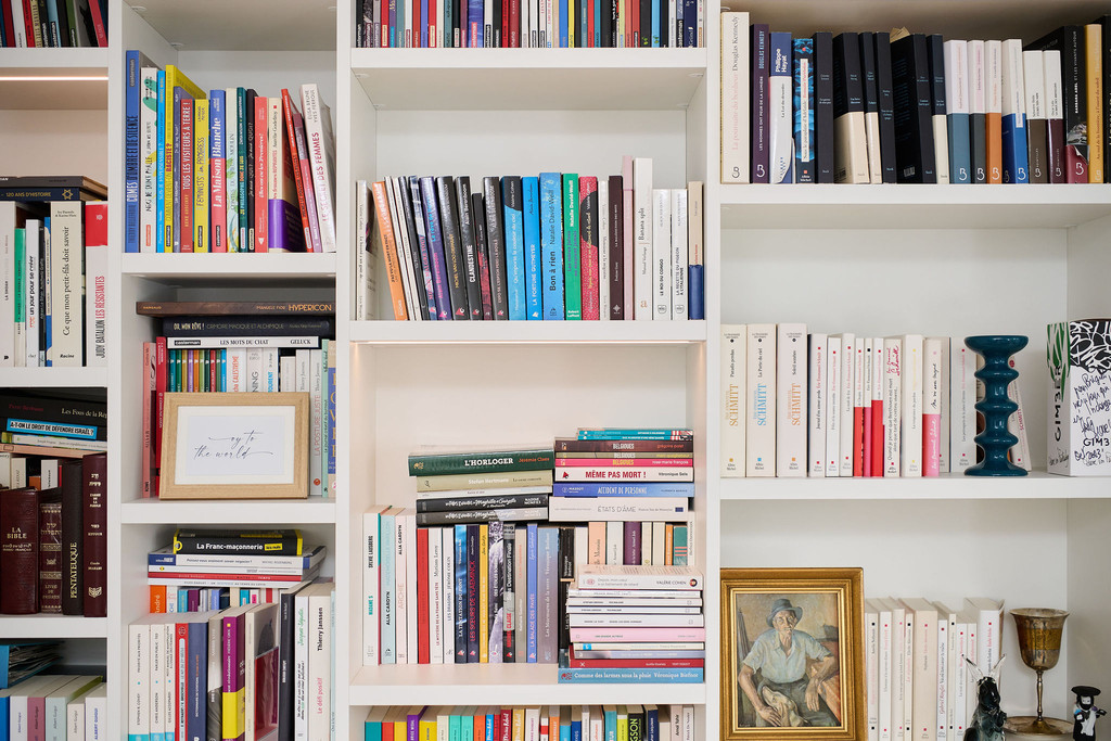 Alle boeken van Brigitte in haar op maat gemaakte kast