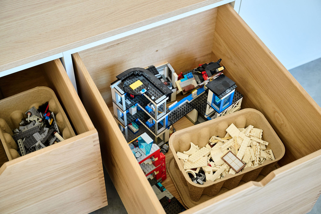 Chambre de garçon avec tiroirs profonds en bois sur mesure pour les jouets de Max à Kapellen