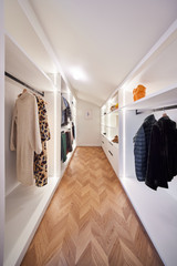 Grand dressing sur mesure avec penderies, étagères ouvertes et éclairage intégré