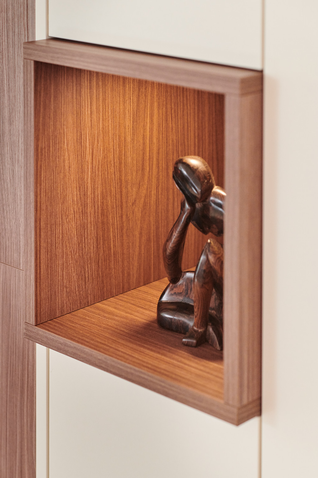 Niche ouverte en bois dans le meuble tv de Serge