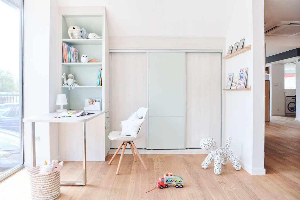 Chambre d'enfant couelurs blanc et bleu clair avec bureau intégré dans une bibliothèque et petit dressing fermé à Rocourt