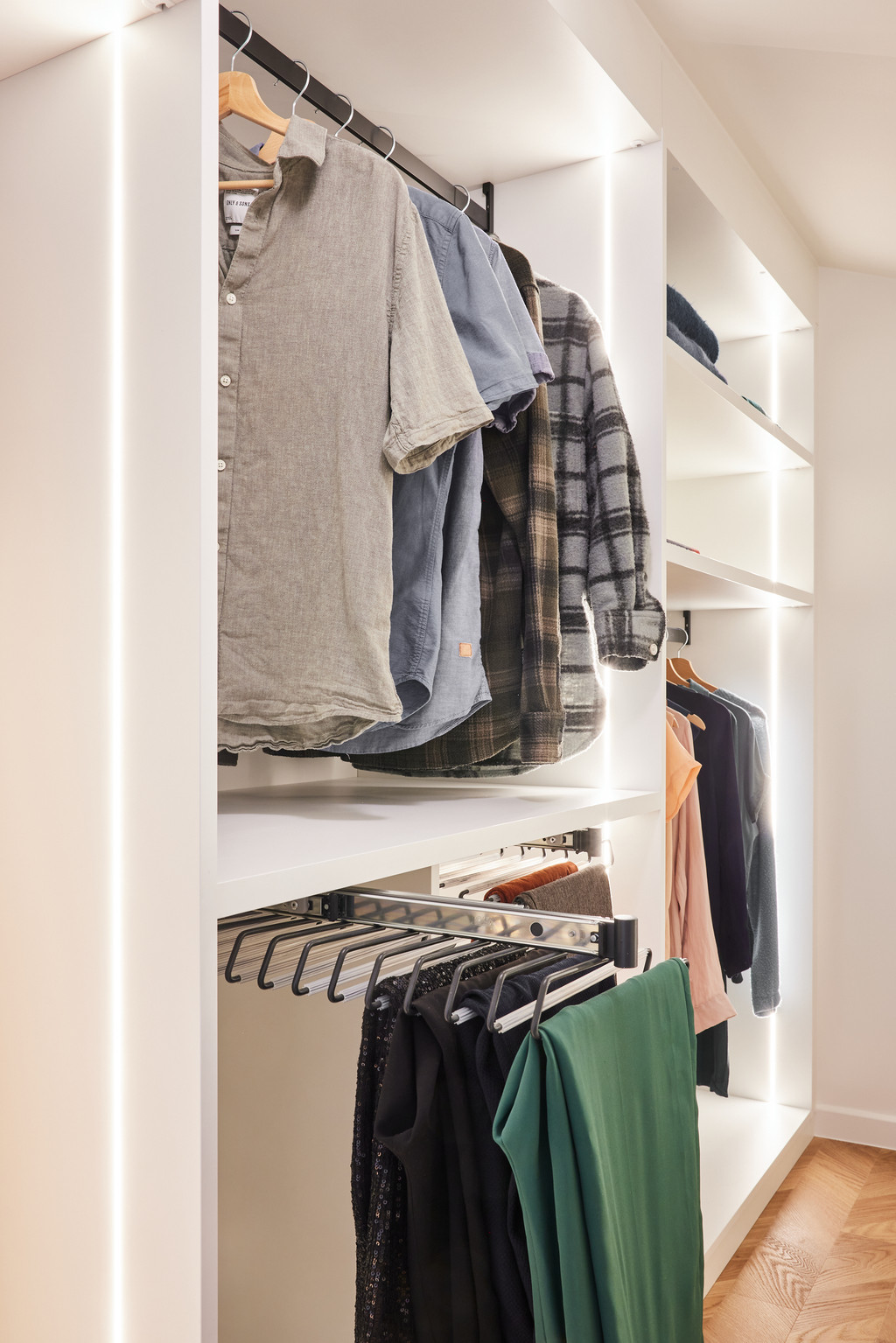 Support à pantalons extensible dans un dressing sur mesure