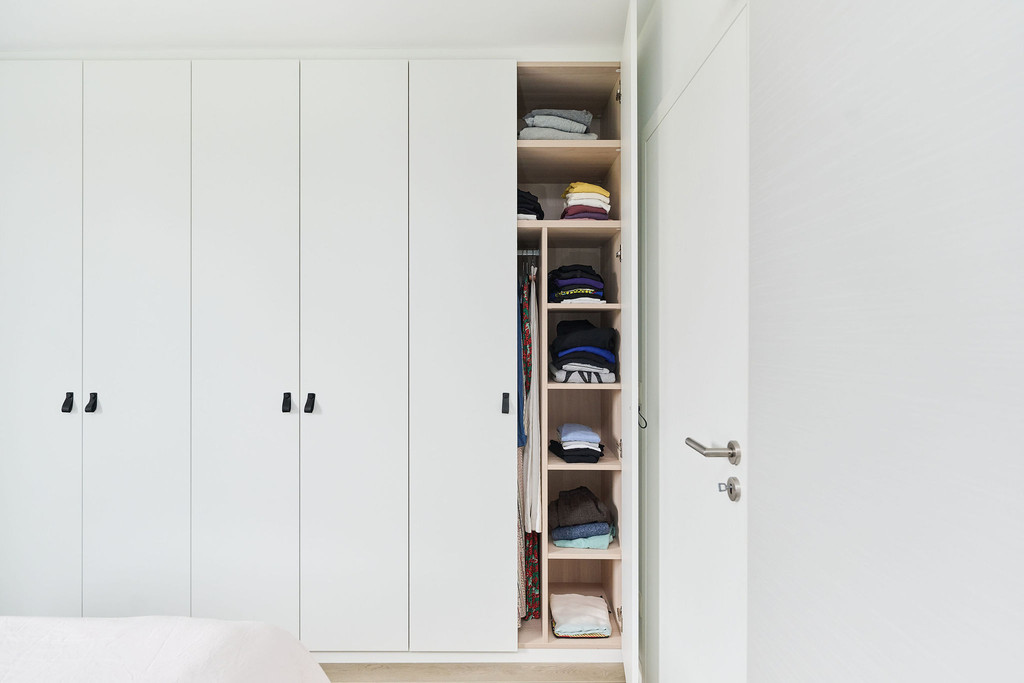 Dressing sur mesure avec étagères intégrées dans la chambre d'Elyne et Lorenz