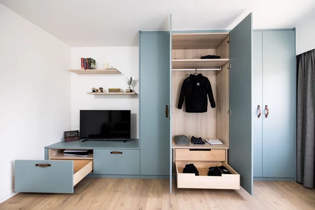 Bureau sur mesure avec placard intégré et tiroirs pour rangement, design moderne et fonctionnel pour chambre d’enfant.