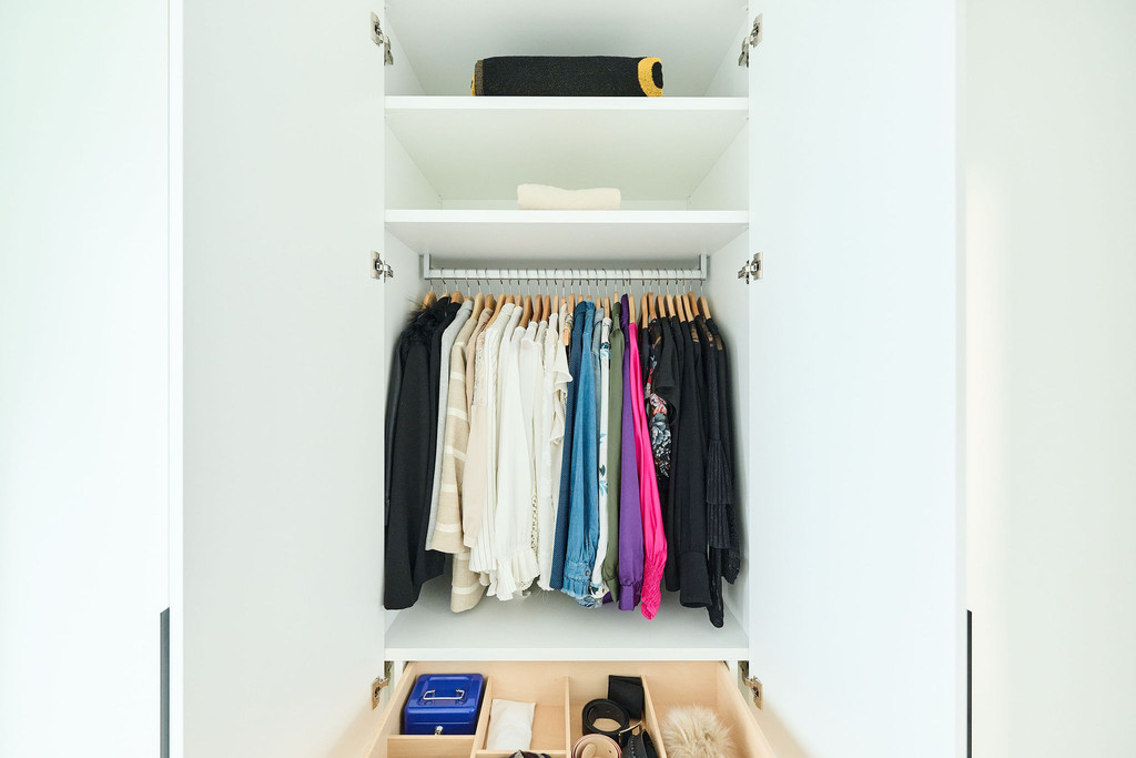Dressing blanc fermé sur mesure dans l'émission Ons huis/nieuw huis