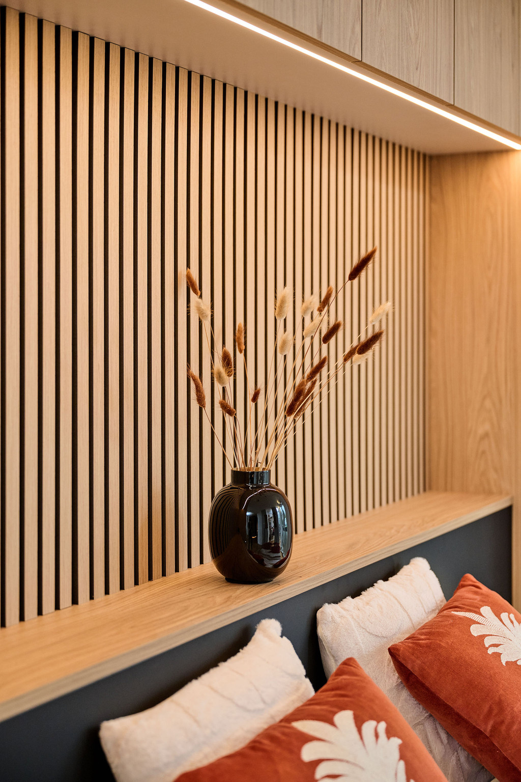 Moderne slaapkamer op maat met hoofdbord afgewerkt met houten latjes