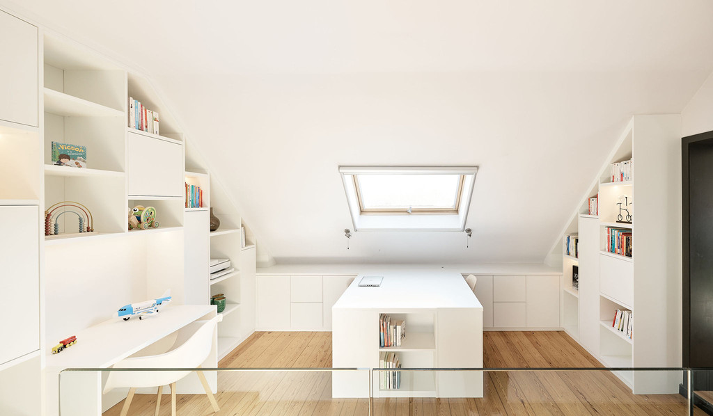 bureau blanc avec aménagements sur mesure