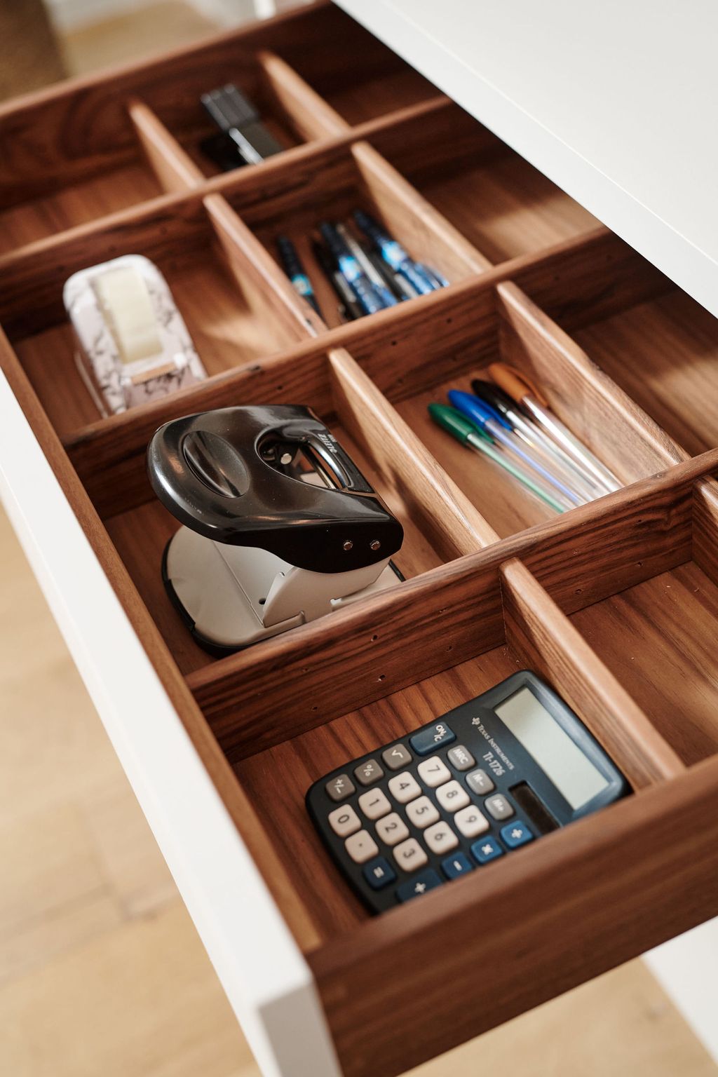 armoire bureau intégré tiroirs accessoires