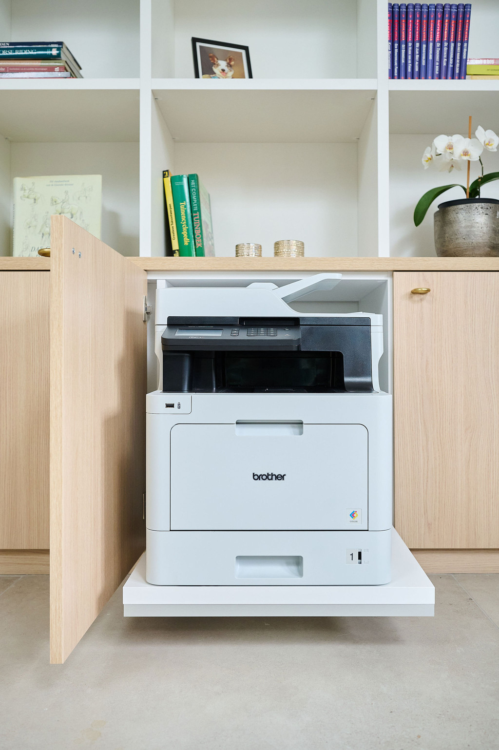 Système de rangement pour imprimante dans un bureau