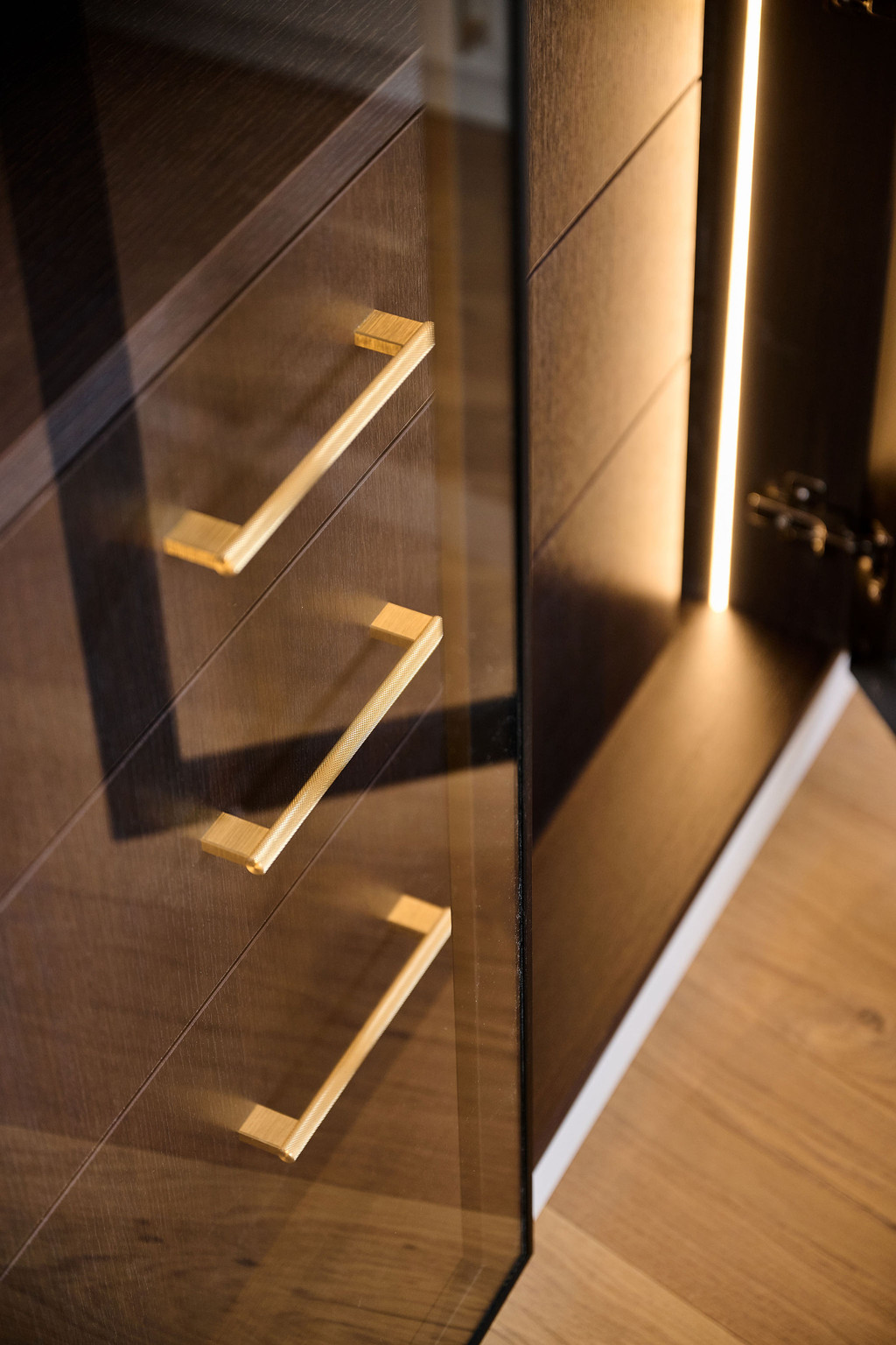 Tiroirs derrière une porte en verre avec éclairage LED