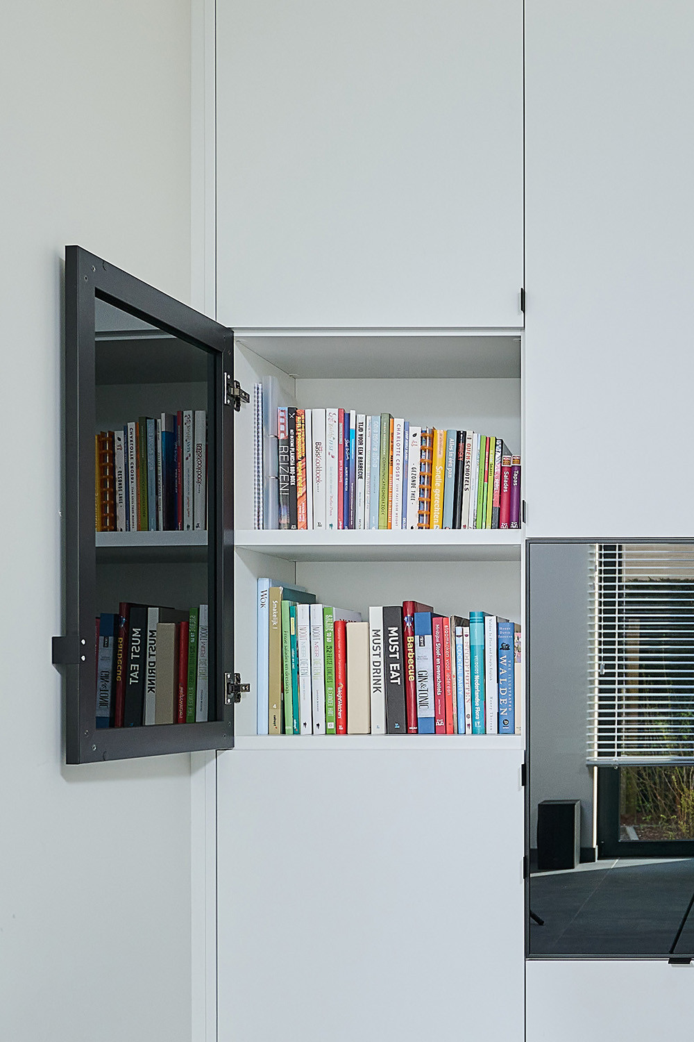 Placard sur mesure blanc et noir avec étagères pour livres