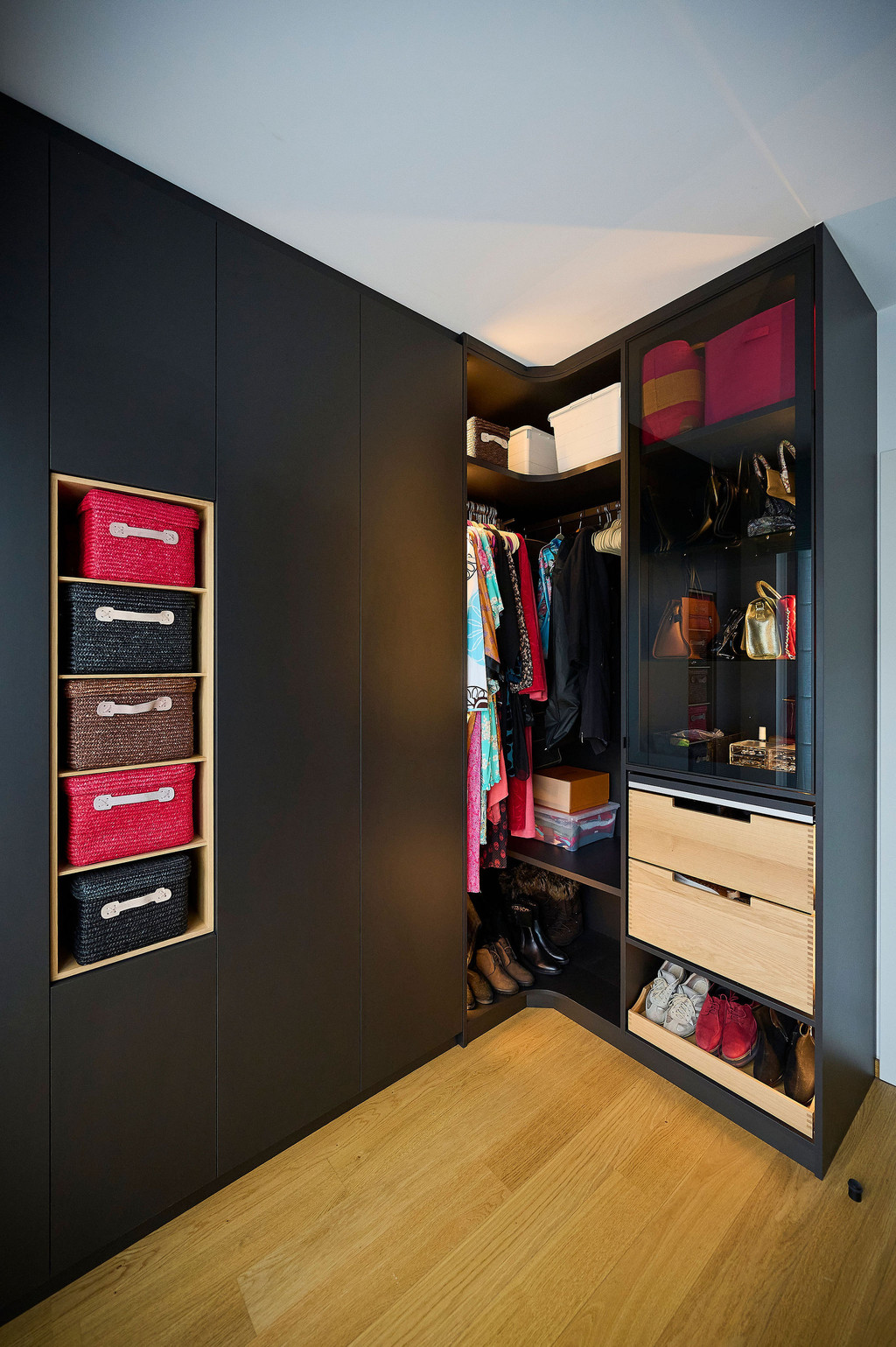 Dressing noir sur mesure avec niches ouvertes