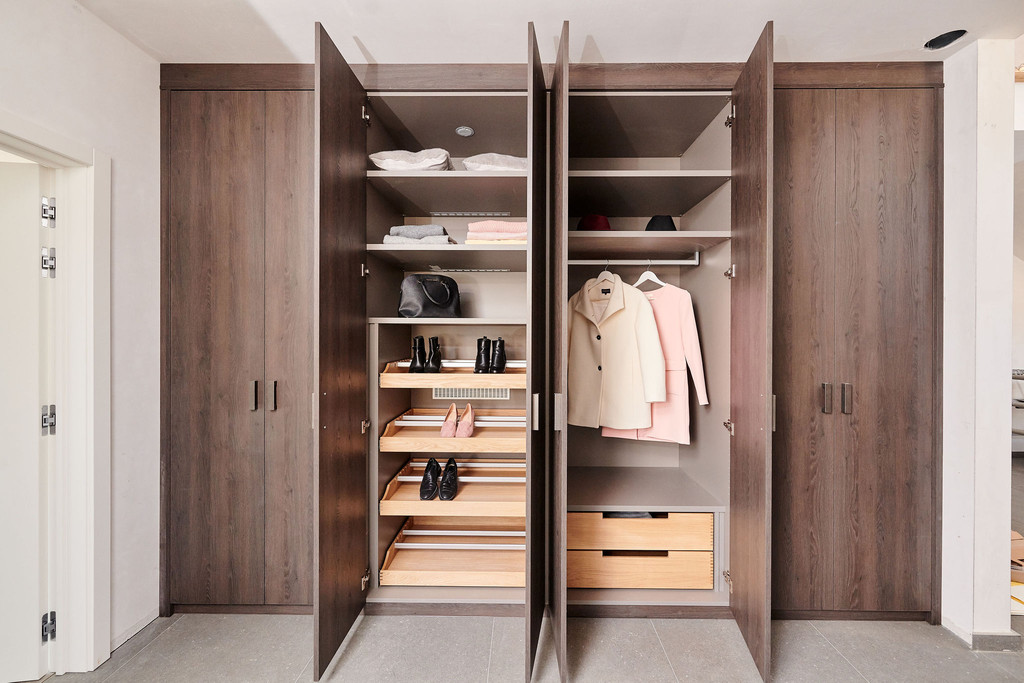 Dressing fermé sur mesure en bois avec étagères à chaussures et penderie