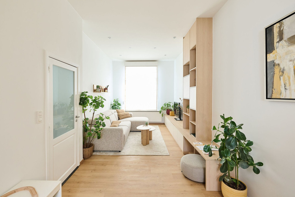 Salon moderne avec meuble mural sur mesure en bois, coin TV intégré et canapé confortable
