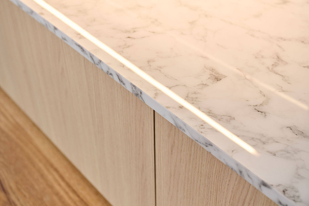 Rangement sur mesure en teinte de bois clair et tablette aspect marbre