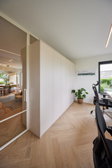 Maatkasten zorgen voor een opgeruimd bureel, met behoud van een harmonisch interieur.