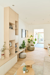 Meuble TV sur mesure clair avec niches ouvertes et coin salon de style scandinave