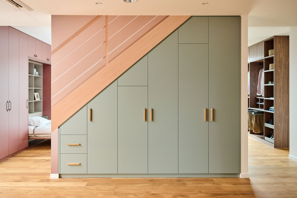 Armoire sur mesure sous escalier en vert doux