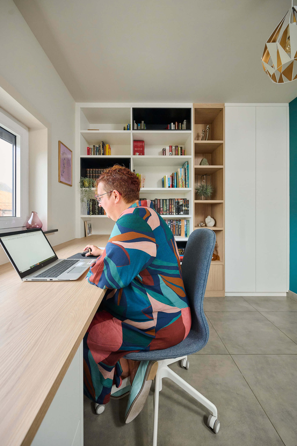 Bureau sur mesure avec une bibliothèqye en blanc et accents en teinte de bois