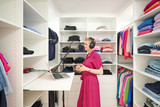 Le dressing de Felice avec un emplacement pour son PC portable et son micro