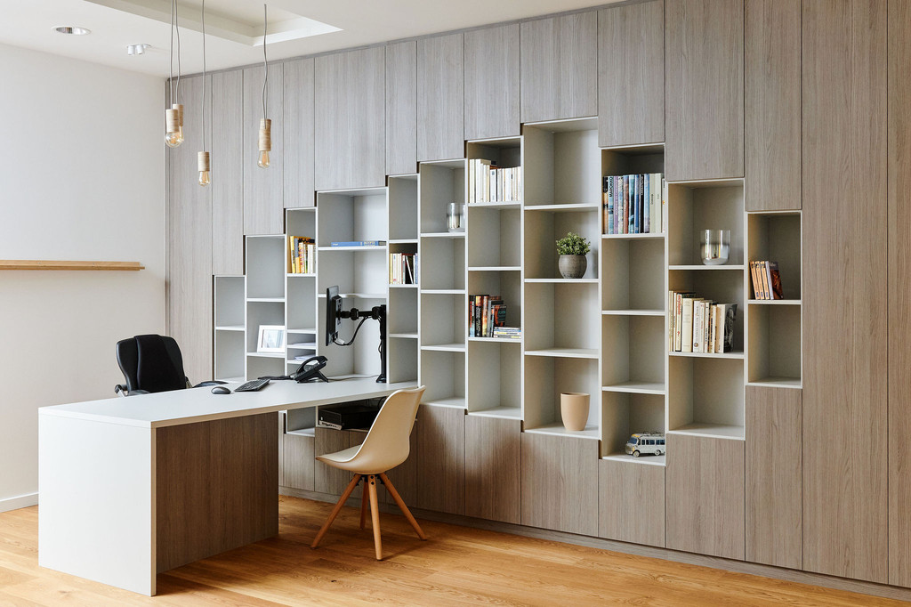 Bibliothèque grise et blanche avec bureau intégré sur mesure à Laethem-Saint-Martin