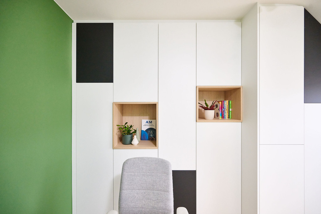 Bureau sur mesure fermé et élégant, avec des accents blancs et noirs et des niches en bois pour la décoration