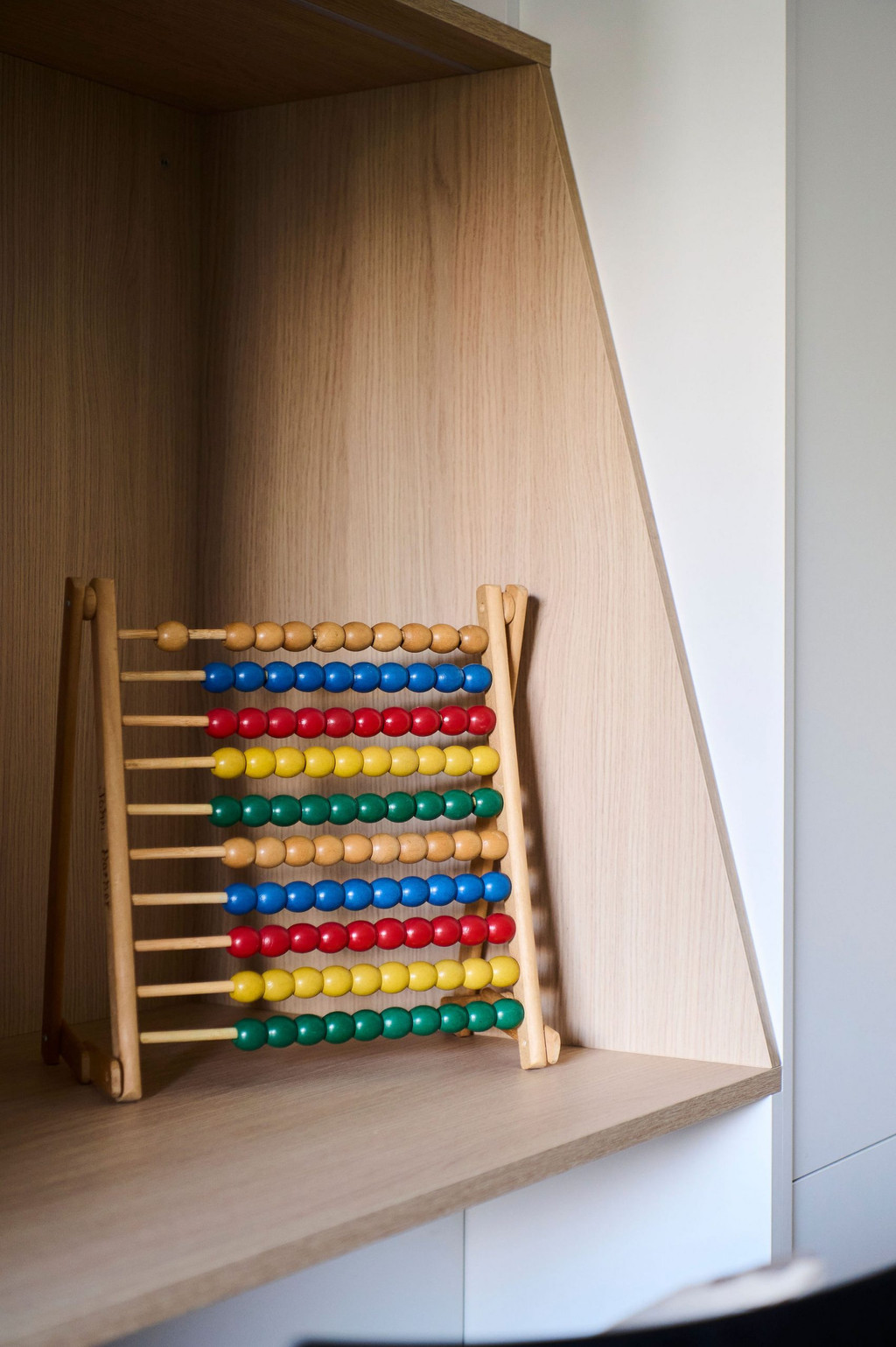 Bureau en bois intégré dans meuble blanc sur mesure