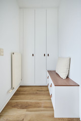vestiaire blanc sur mesure avec meuble bas