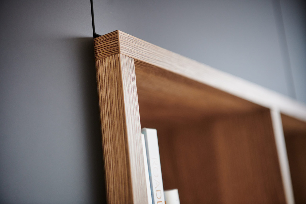 Niches ouvertes en bois avec rangement pour livres