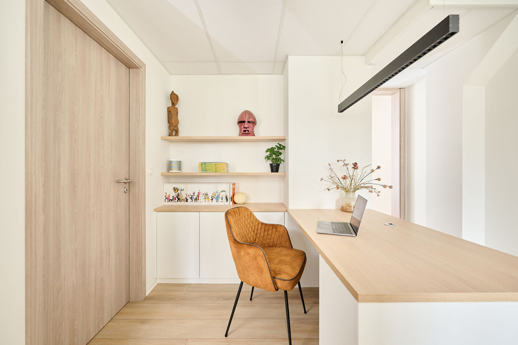 bureau avec séparateur de pièce personnalisé