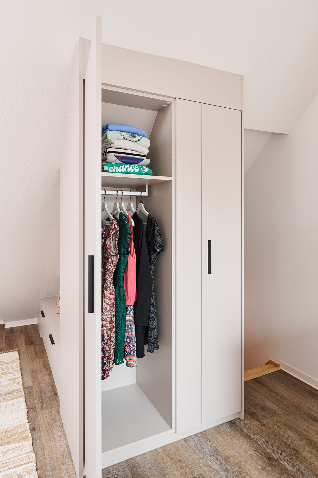Dressing fermé sous toit en pente dans la chambre de Polien dans l'émission Ons huis/nieuw huis
