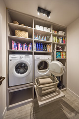 Bergingkast op maat met uitrekbare plank voor wasmand