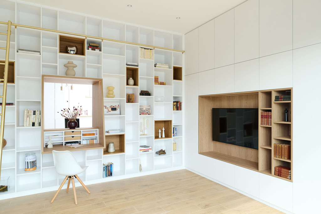bibliothèque blanche et meuble tv avec niche en bois encastrée