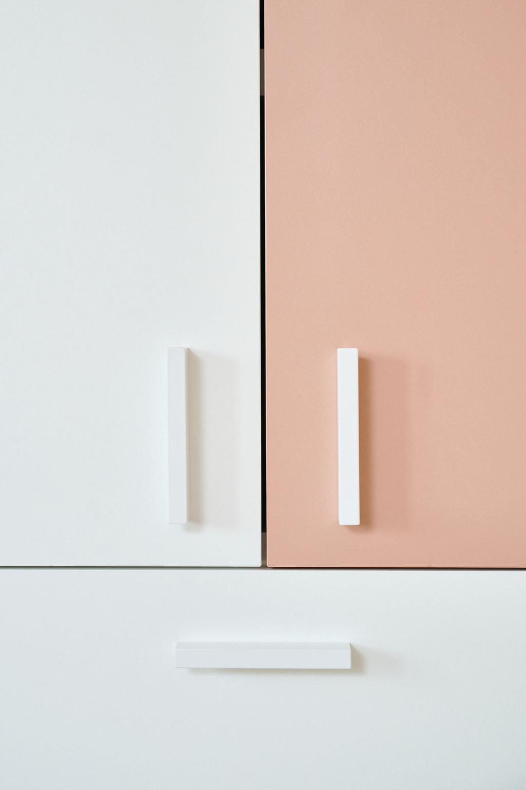 Dressing en L sur mesure avec poignées blanches modernes et épurées, finition élégante.
