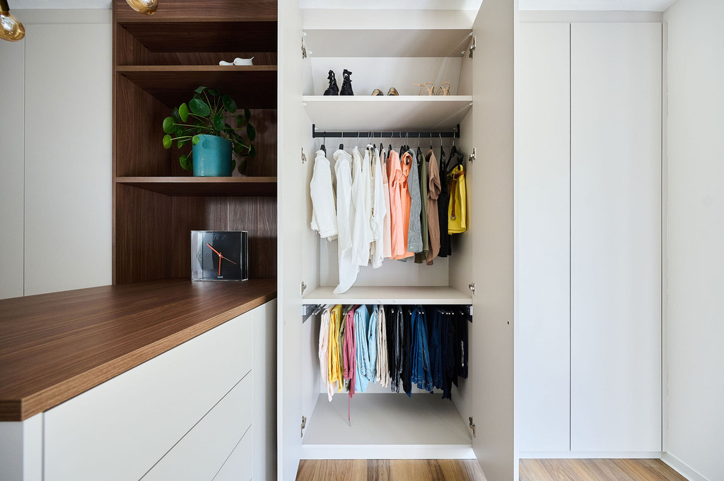 Dressing blanc sur mesure avec penderie de Tineke et Derko dans l'émission Ons huis/nieuw huis