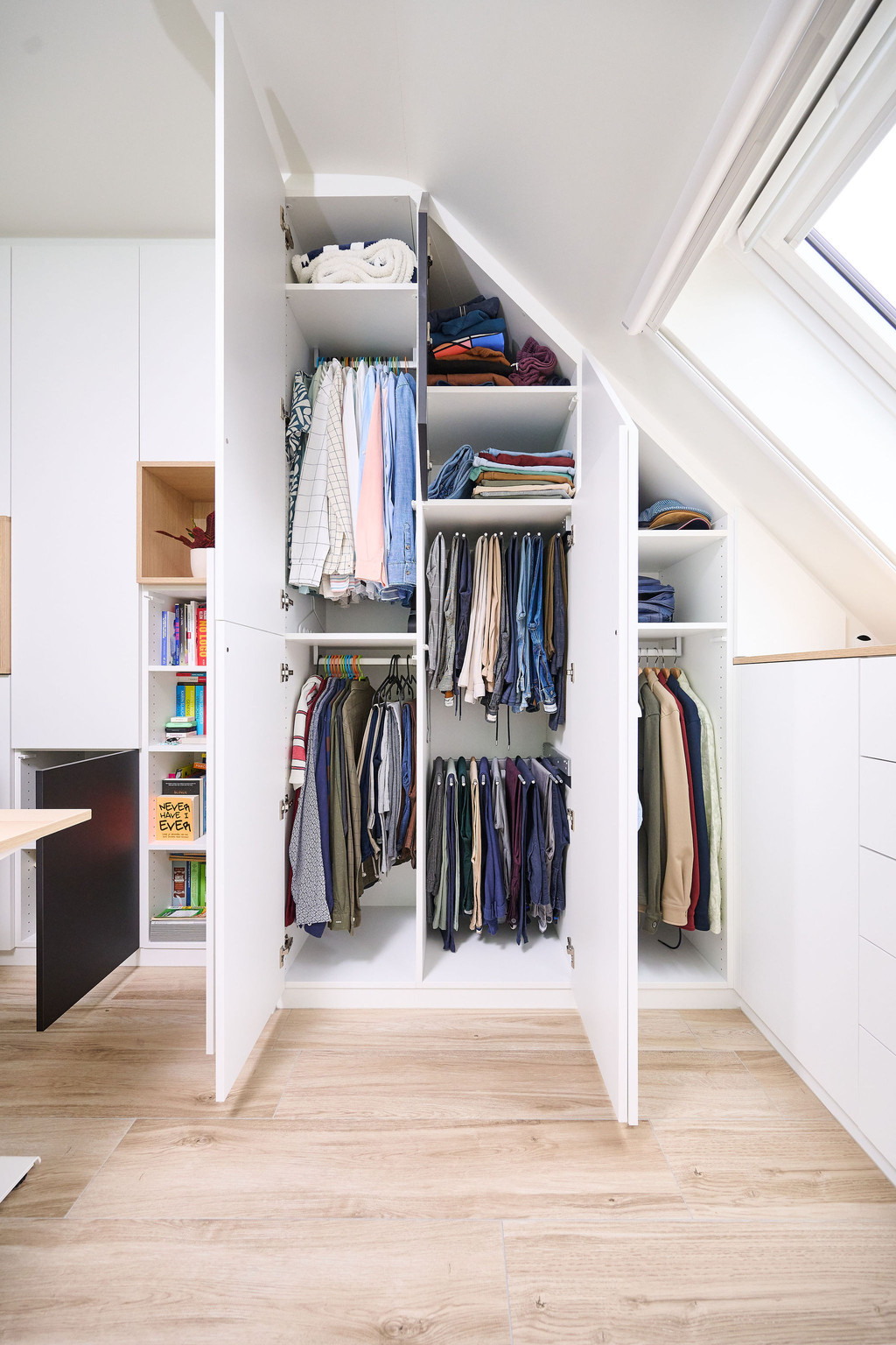 Bureau sur mesure avec rangement pour vêtements avec penderie, étagères et porte-pantalons