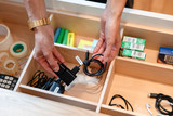 une étiquette sur chaque chargeur pour ranger les cables