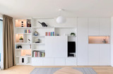 Meuble TV sur mesure avec niches éclairées, offrant un design moderne et fonctionnel, avec des étagères et un espace pour le téléviseur.