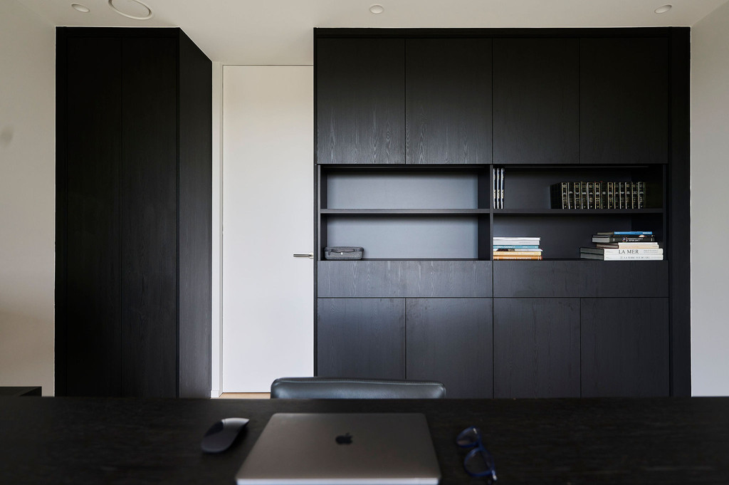 Bureau noir sur mesure avec niches ouvertes dans le bureau de Michel