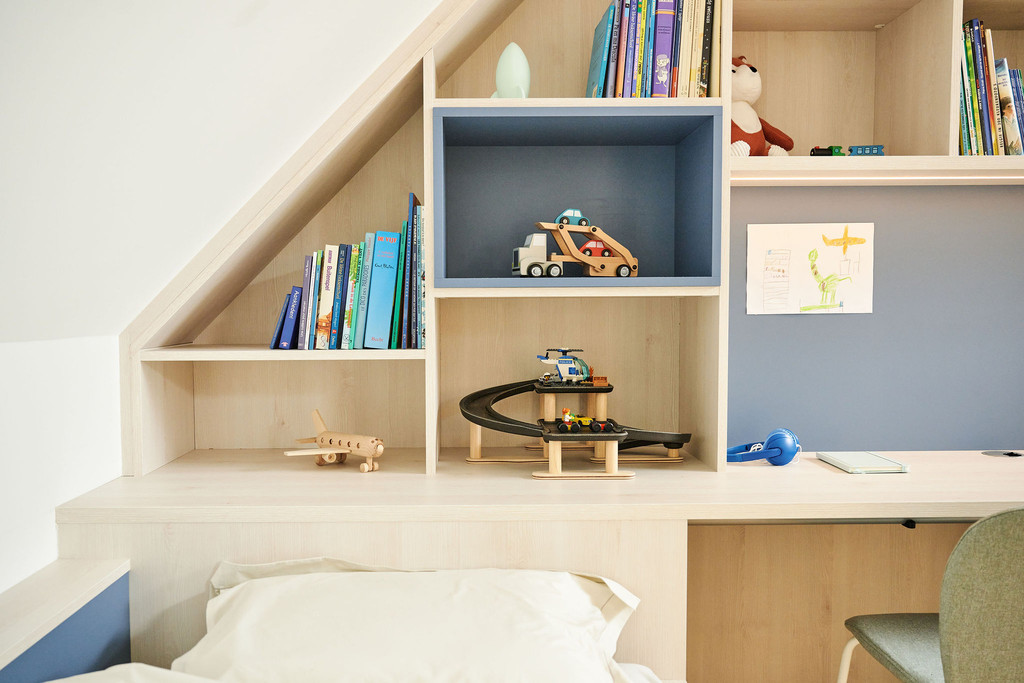 Tête de lit sur mesure avec niches ouvertes sous pente