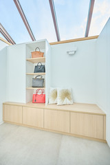 Vestiaire sur mesure avec des tiroirs pour les chaussures chez Caroline et Sebastiaan de Ons huis/ nieuw huis