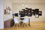 Espace de travail avec bureau et mur de placards sur mesure avec niches ouvertes et rangements en showroom